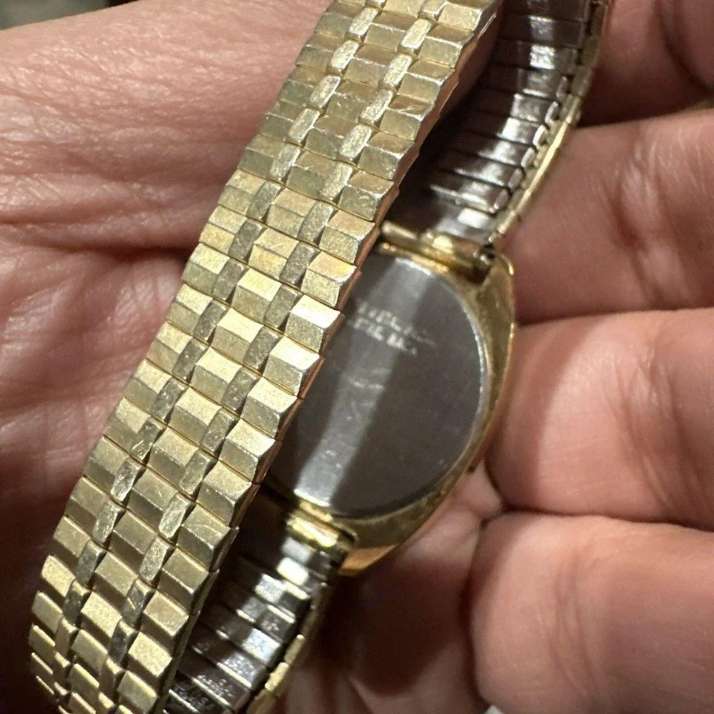Working Vintage‎ 1970s TIMEX Women's 30mm Black Face Oval Mechanical Watch Gold